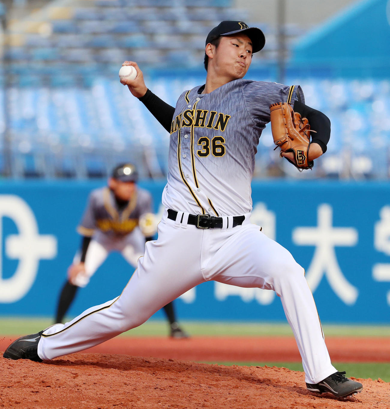 ヤクルト対阪神　8回裏、阪神5番手で登板する浜地（撮影・加藤哉）