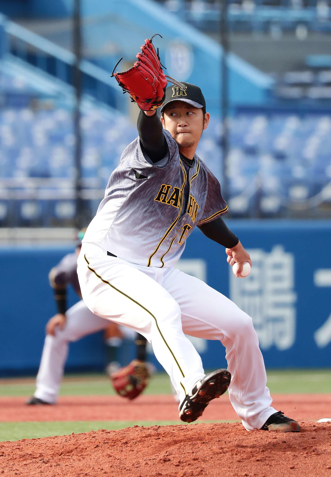 ヤクルト対阪神　力投する阪神・岩貞（撮影・丹羽敏通）