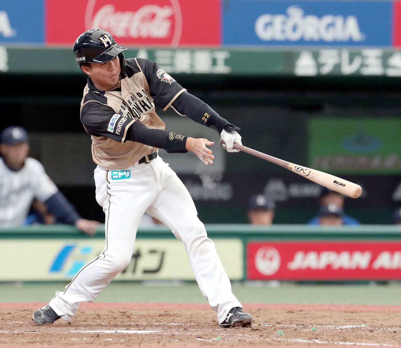 西武対日本ハム　4回表日本ハム無死一塁、鶴岡は左前適時打を放つ（撮影・佐藤翔太）