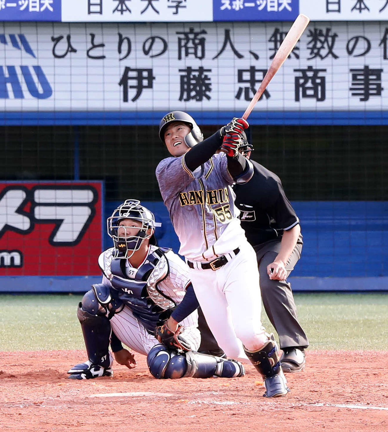 ヤクルト対阪神　9回表阪神2死一、二塁、陽川は右中間に3点本塁打を放つ。投手鈴木（撮影・浅見桂子）