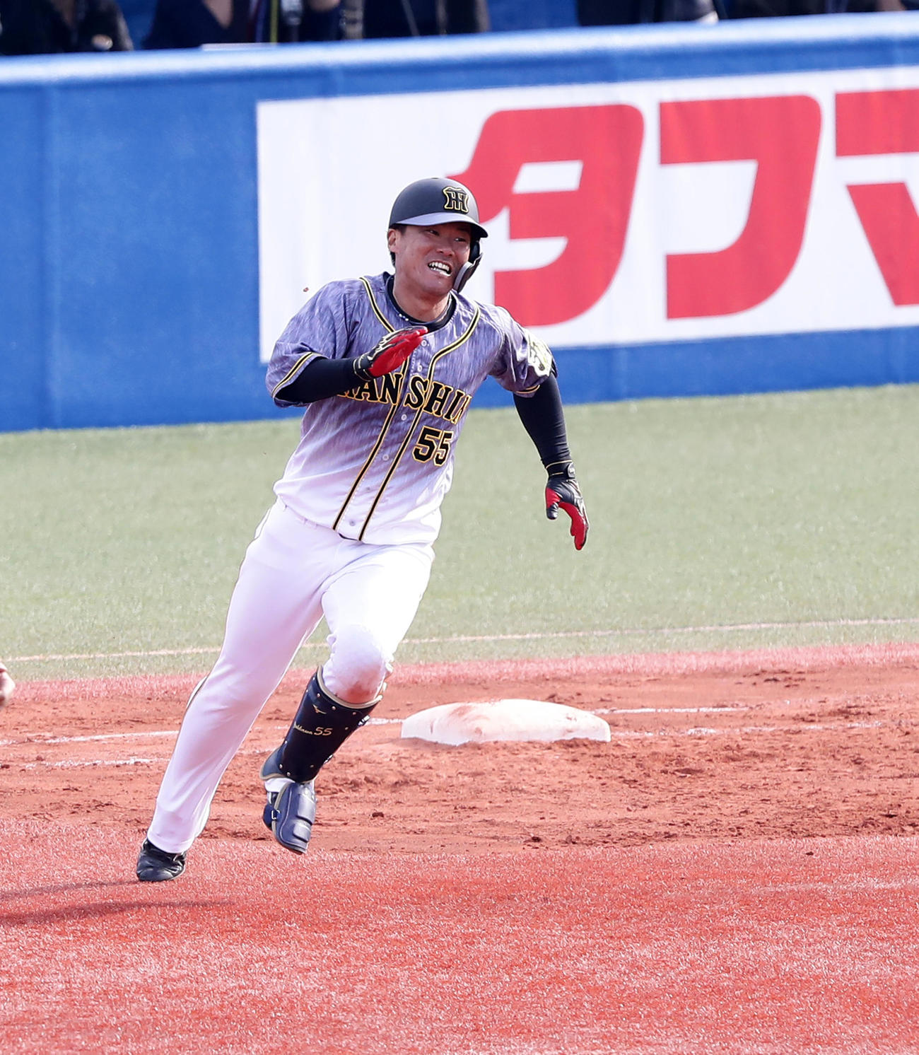 ヤクルト対阪神　7回表阪神2死二、三塁、陽川は左越え2点適時二塁打を放ち、必死の形相で一塁を回る（撮影・浅見桂子）
