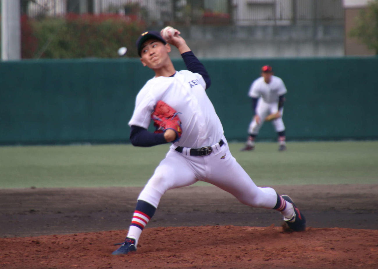 慶大対東海大　3回1／3を投げ6安打3失点に抑えた先発の佐藤（撮影・保坂淑子）