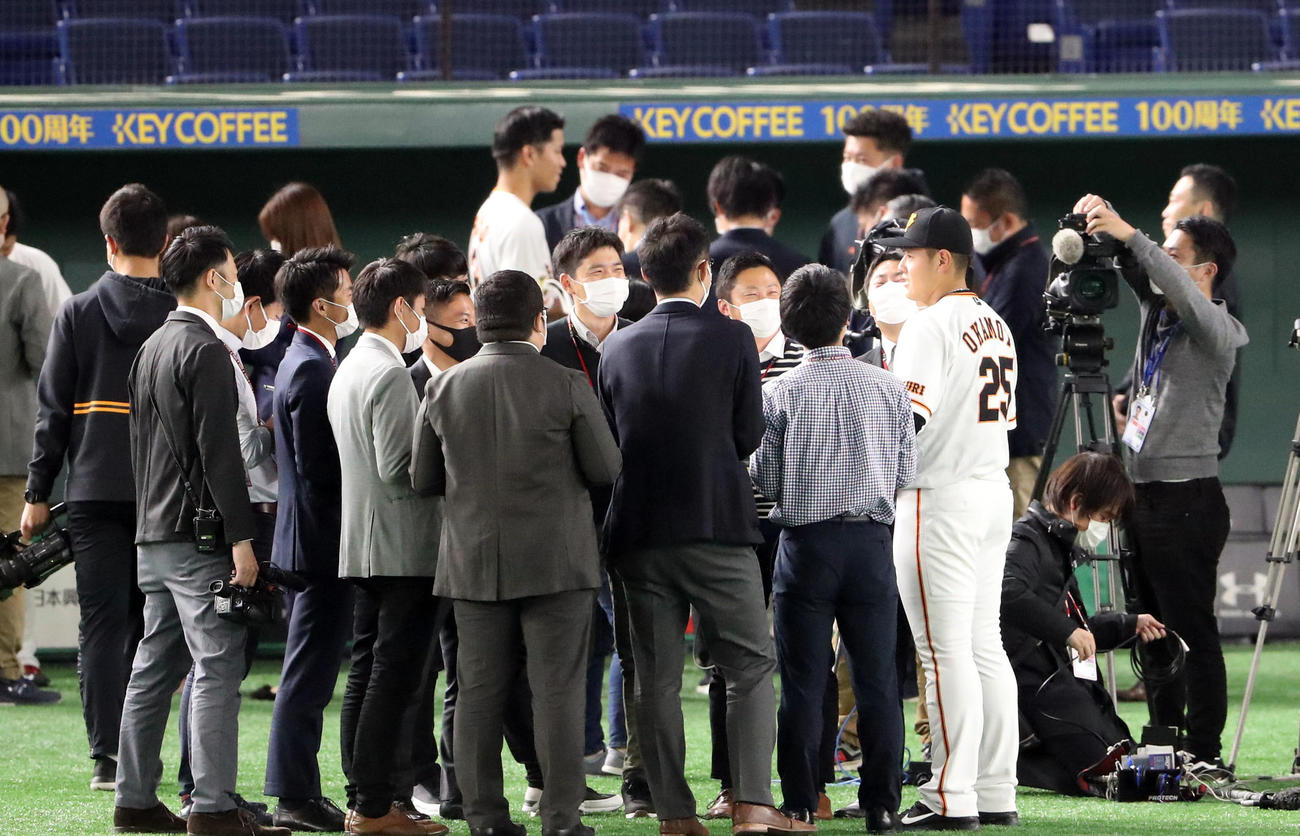 巨人対DeNA　試合後、記者の質問に答える岡本（右）（撮影・狩俣裕三）