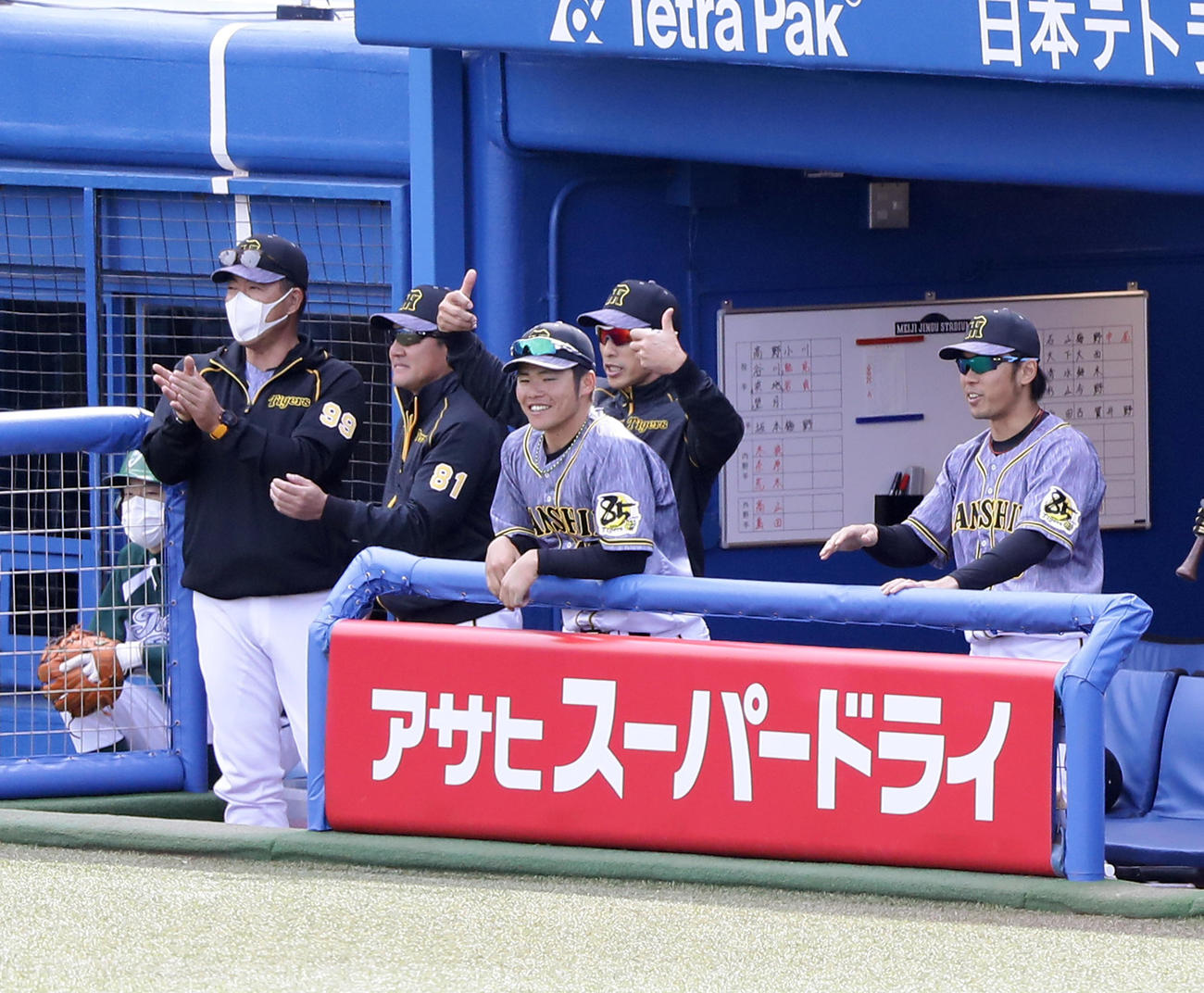ヤクルト対阪神　5回表阪神無死一、二塁、北條が左適時打を放ち、ベンチで両手でアロハポーズの矢野監督（中央）（撮影・浅見桂子）