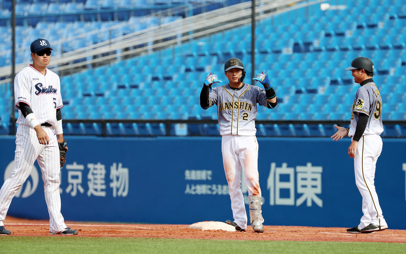 ヤクルト対阪神　5回表阪神無死一、二塁、北條はバントバスターで左前適時打を放ちベンチに向かってポーズを決める（撮影・加藤哉）