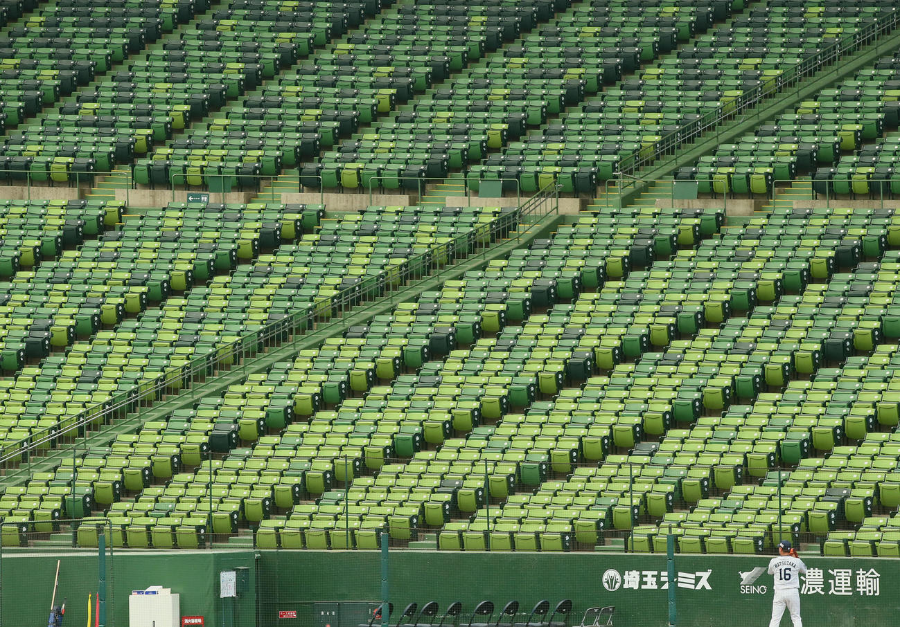 西武－日本ハム線の試合前、無観客のスタンドを横目にブルペン投球する西武松坂（撮影・足立雅史）