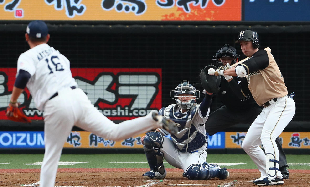 西武対日本ハム　2回、高めの抜けた球で松本に押し出し四球を与えた松坂（撮影・足立雅史）