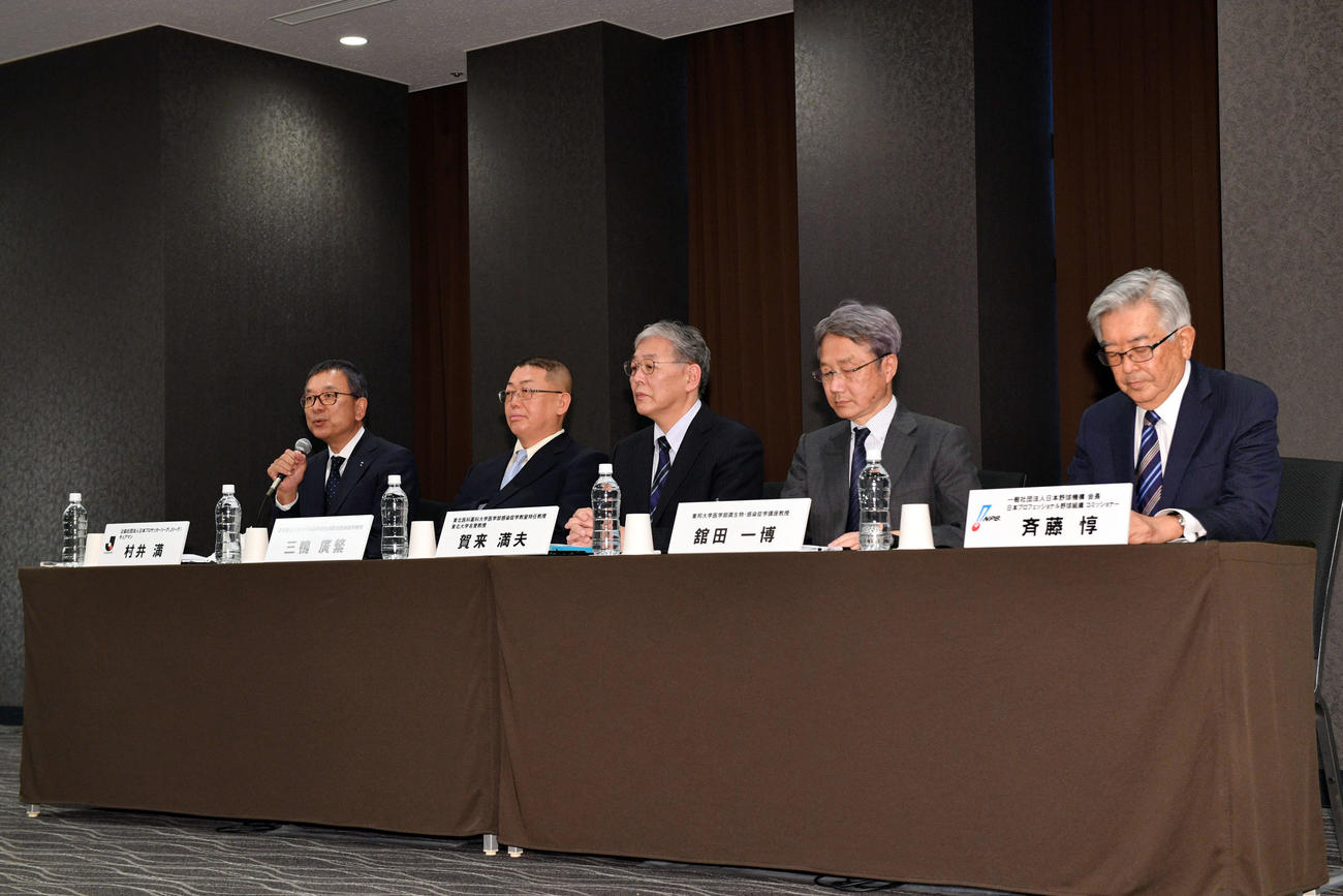 第4回新型コロナウイルス対策連絡会議　合同記者会見で話すJリーグ村井満チェアマン（左）（撮影・滝沢徹郎）