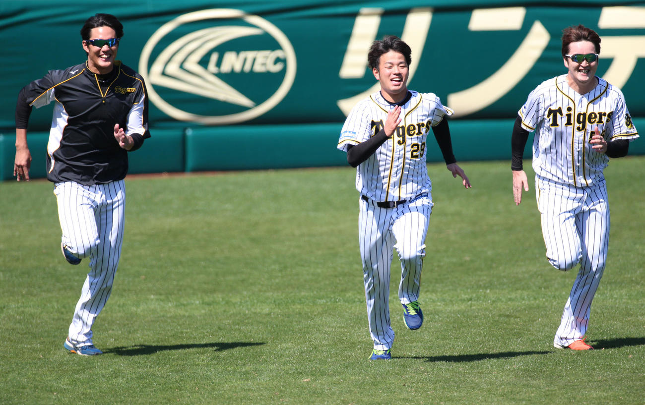 甲子園でダッシュ競争する、左から藤浪、高橋遥、飯田（撮影・上山淳一）