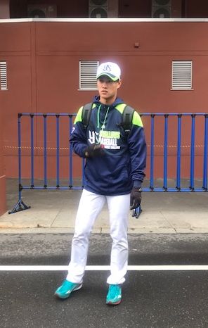 投手練習に参加したヤクルト高橋（撮影・保坂恭子）