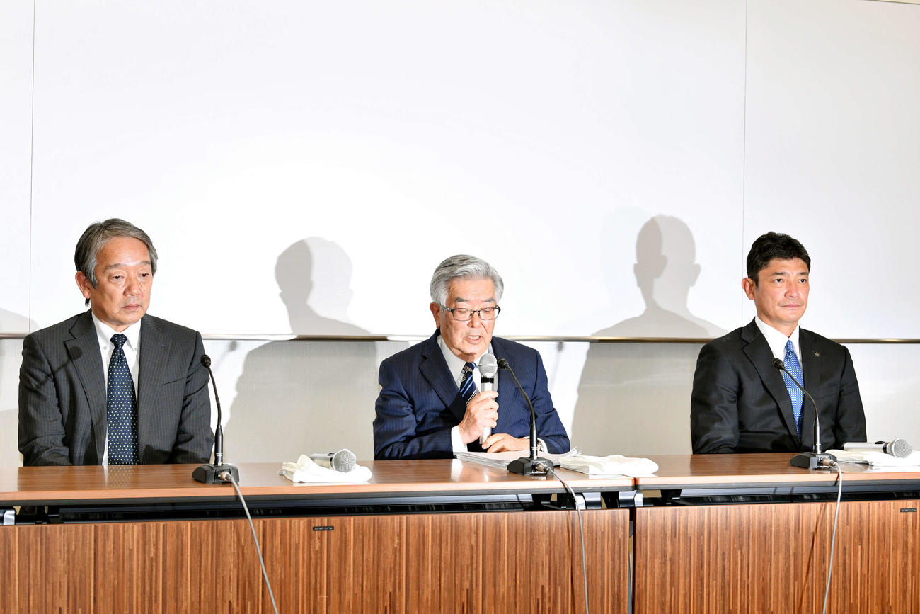 12球団代表者会議を終え会見するNPB斉藤惇コミッショナー（中央）。左はパ・リーグの横田昭作理事長。右はセ・リーグの三原一晃理事長（撮影・滝沢徹郎）