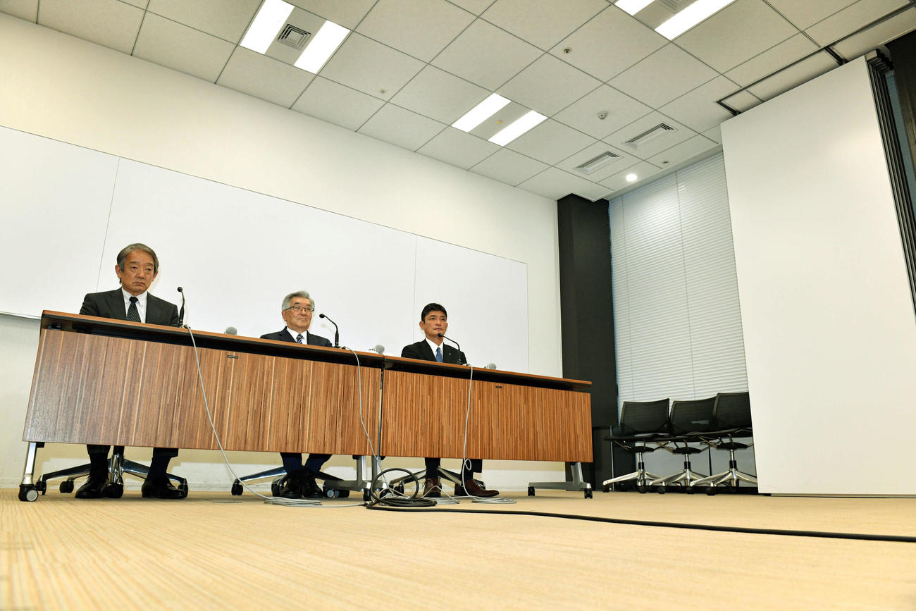 12球団代表者会議を終え会見するNPB斉藤惇コミッショナー（中央）。左はパ・リーグの横田昭作理事長。右はセ・リーグの三原一晃理事長（撮影・滝沢徹郎）