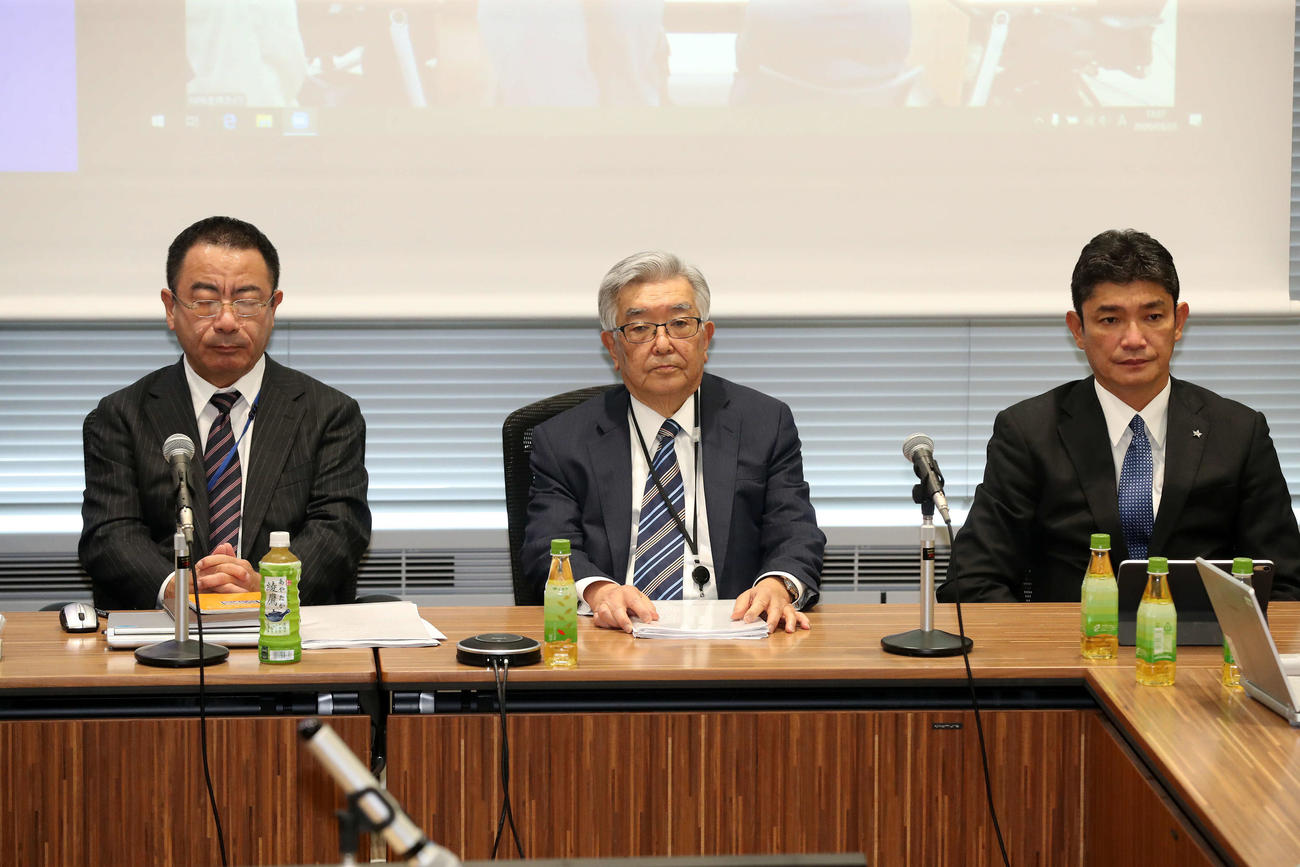 第4回新型コロナウイルス対策連絡会議　12球団代表者会議に臨むNPB斉藤惇コミッショナー（中央）ら（代表撮影）