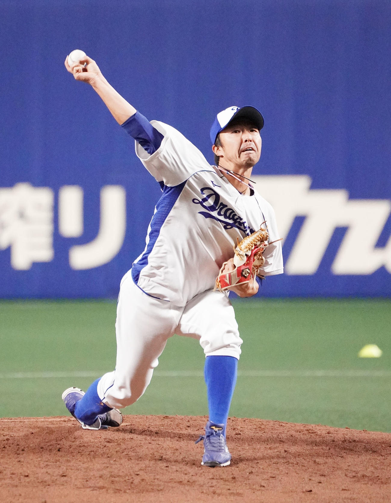ナゴヤドームのマウンドで投球練習をする吉見一起（撮影・森本幸一）