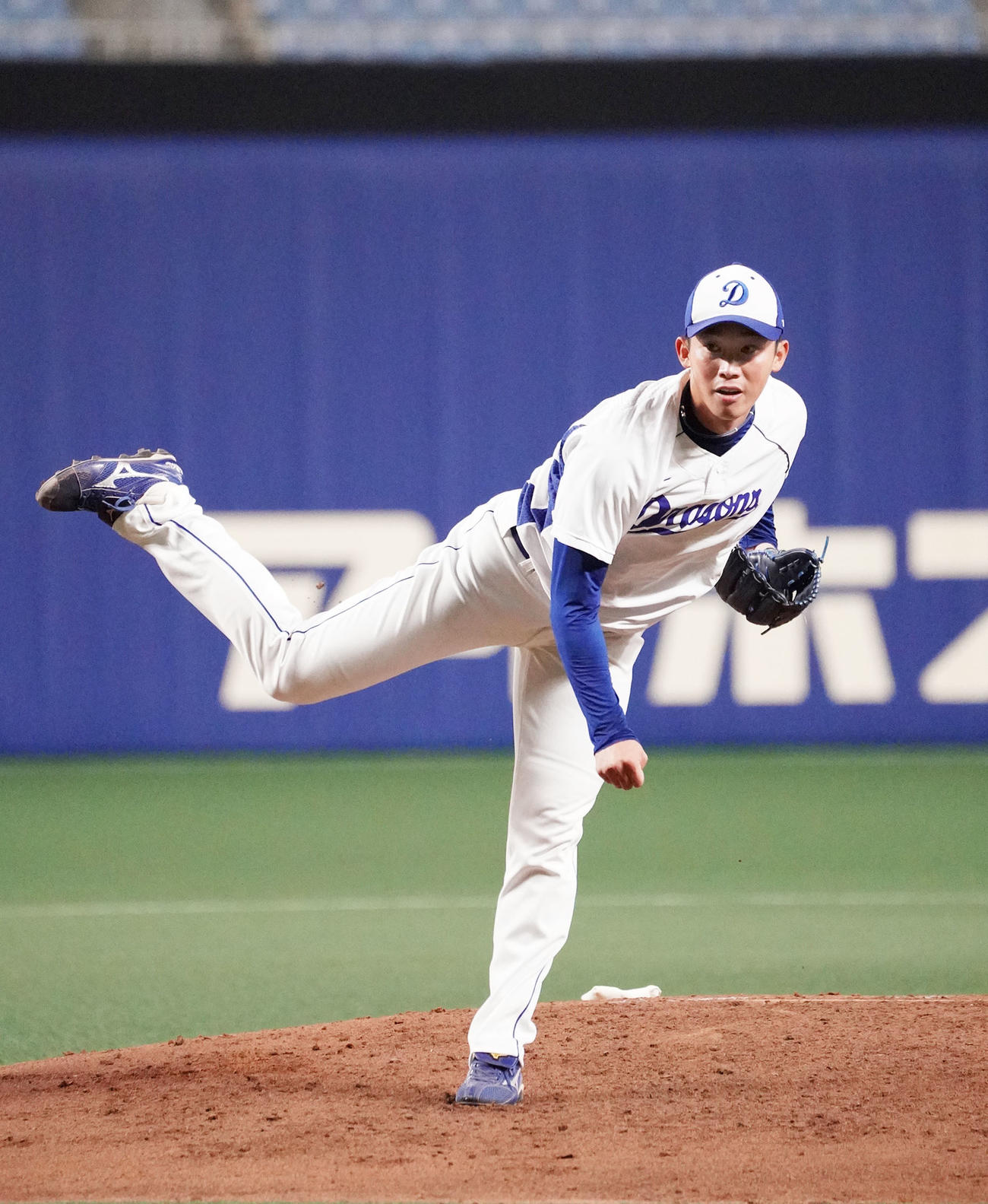 ナゴヤドームのマウンドで投球練習をする岡野（撮影・森本幸一）