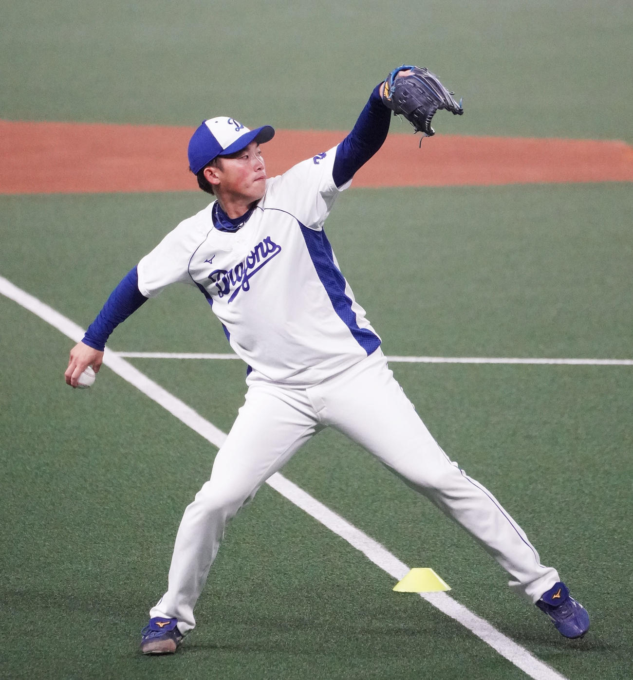 キャッチボールをする岡野（撮影・森本幸一）