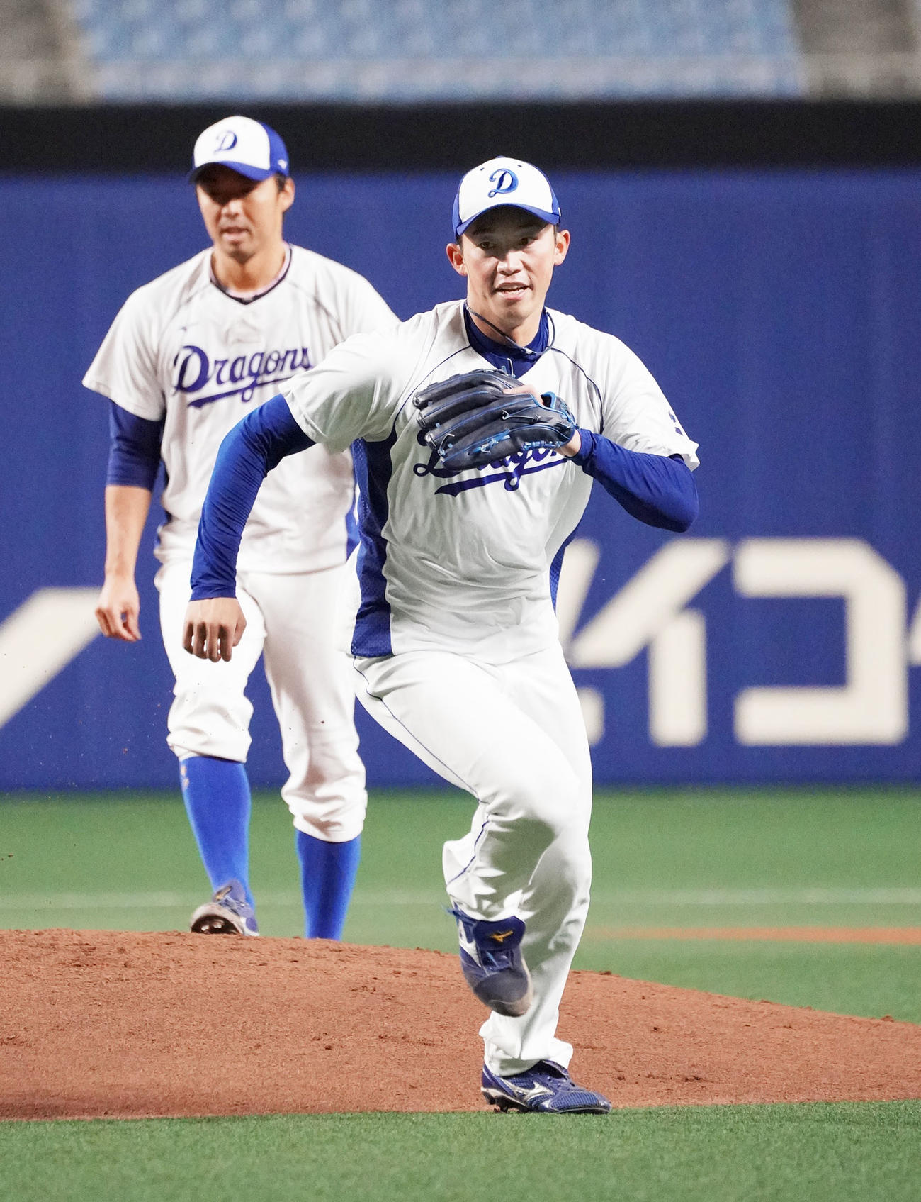 ノックを受ける岡野（手前）奥は吉見（撮影・森本幸一）