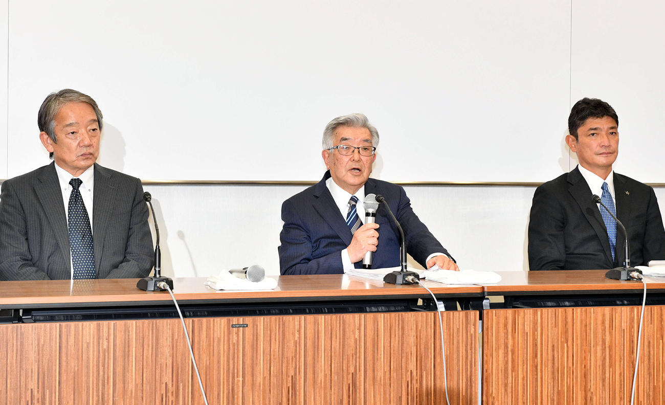 12球団代表者会議を終え会見するNPB斉藤惇コミッショナー（中央）。左はパ・リーグの横田昭作理事長。右はセ・リーグの三原一晃理事長（撮影・滝沢徹郎）