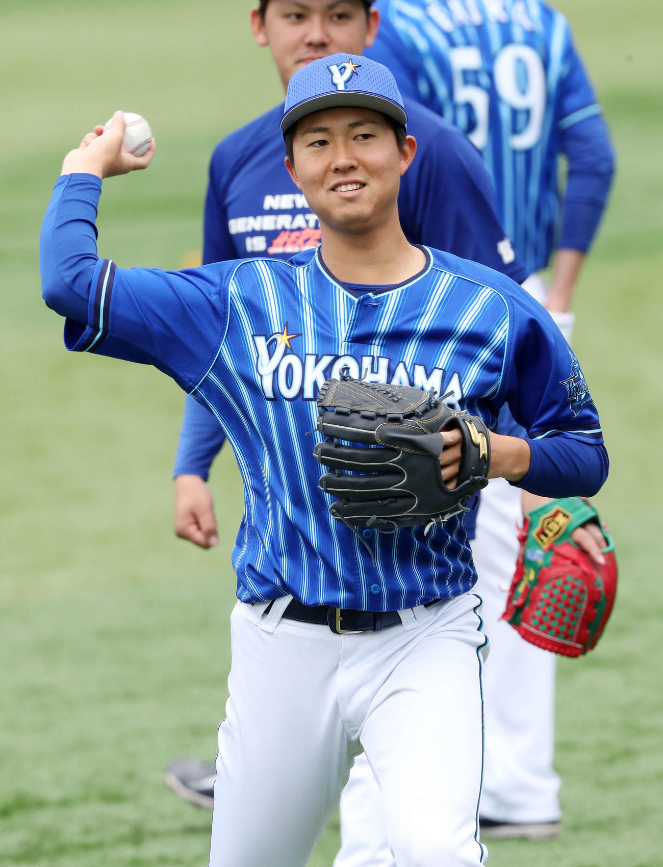 ノックを受けるDeNA京山（撮影・鈴木正人）　