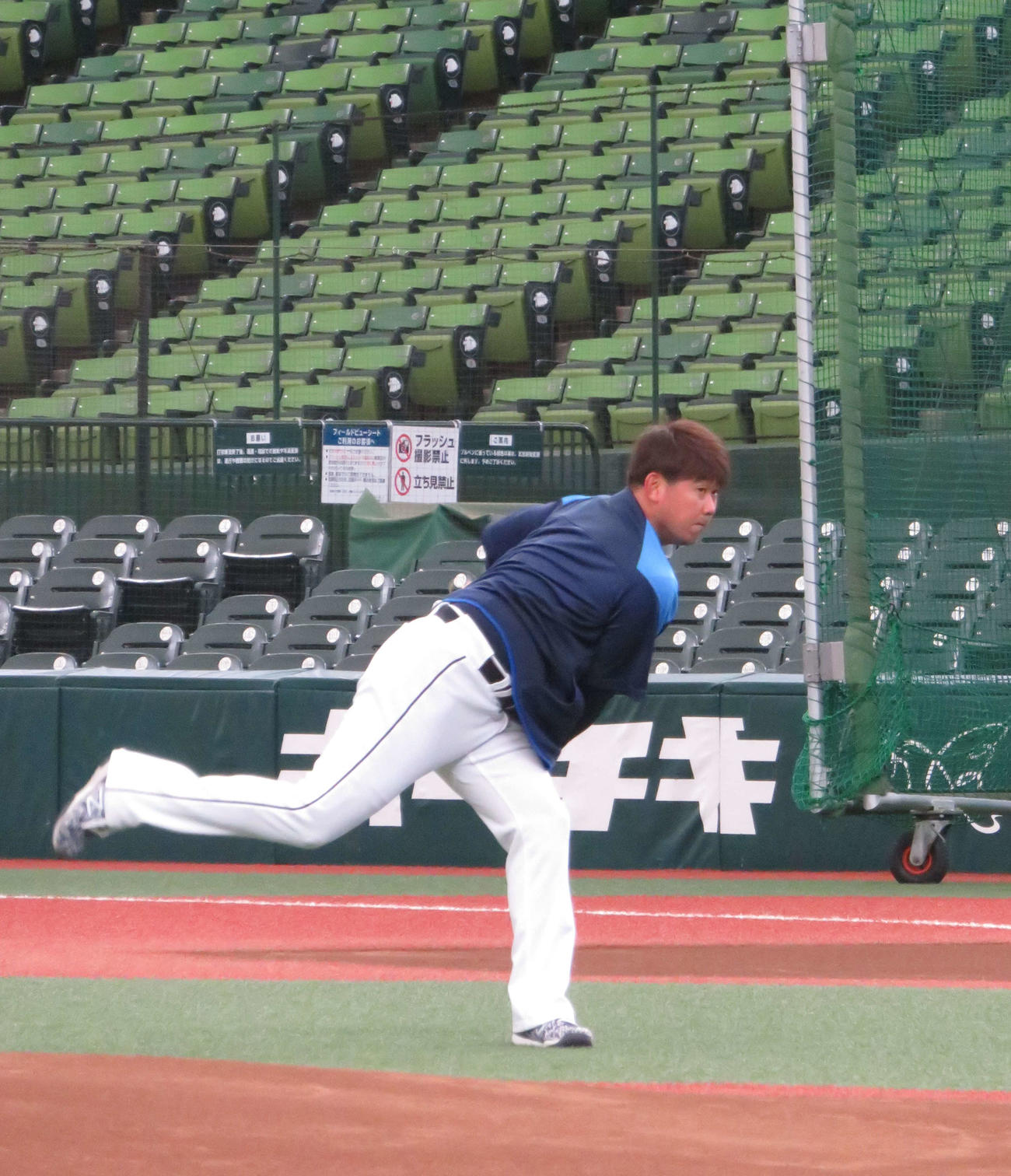 キャッチボールを行う西武松坂（撮影・栗田成芳）