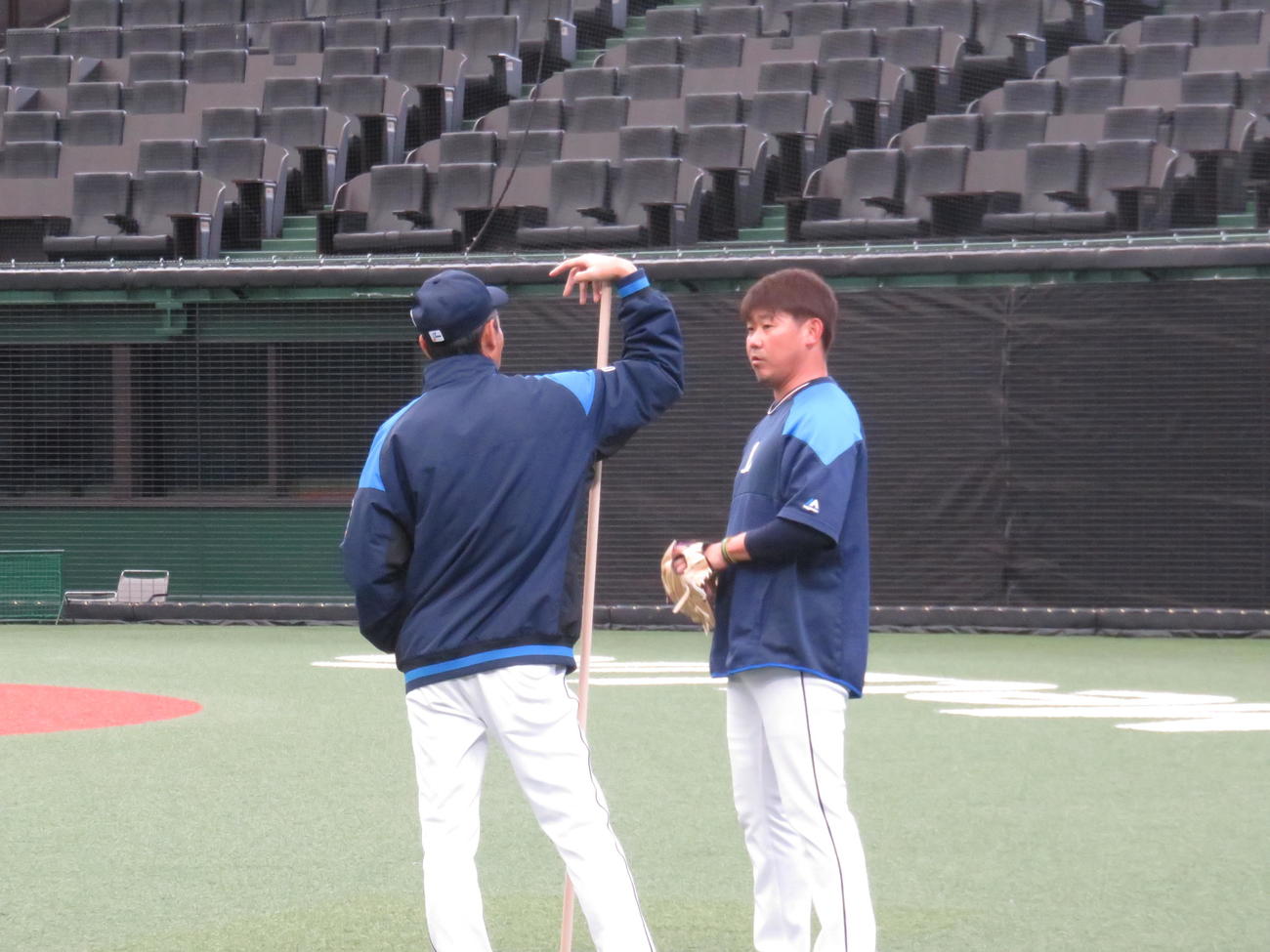 西武西口投手コーチ（左）と話し込む松坂（撮影・栗田成芳）