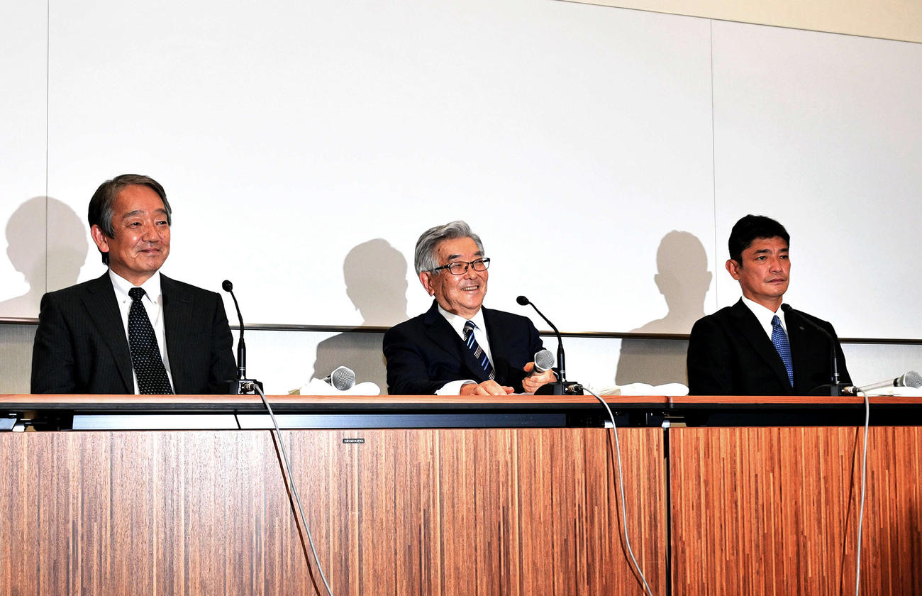 12球団代表者会議を終え会見するNPB斉藤惇コミッショナー（中央）。左はパ・リーグの横田昭作理事長。右はセ・リーグの三原一晃理事長（撮影・滝沢徹郎）