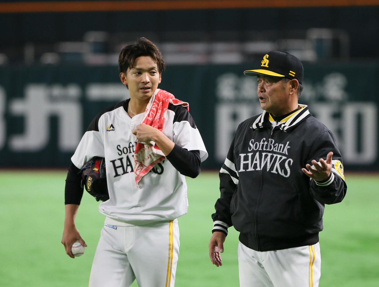 東浜巨（左）と話す工藤公康監督（撮影・栗木一考）