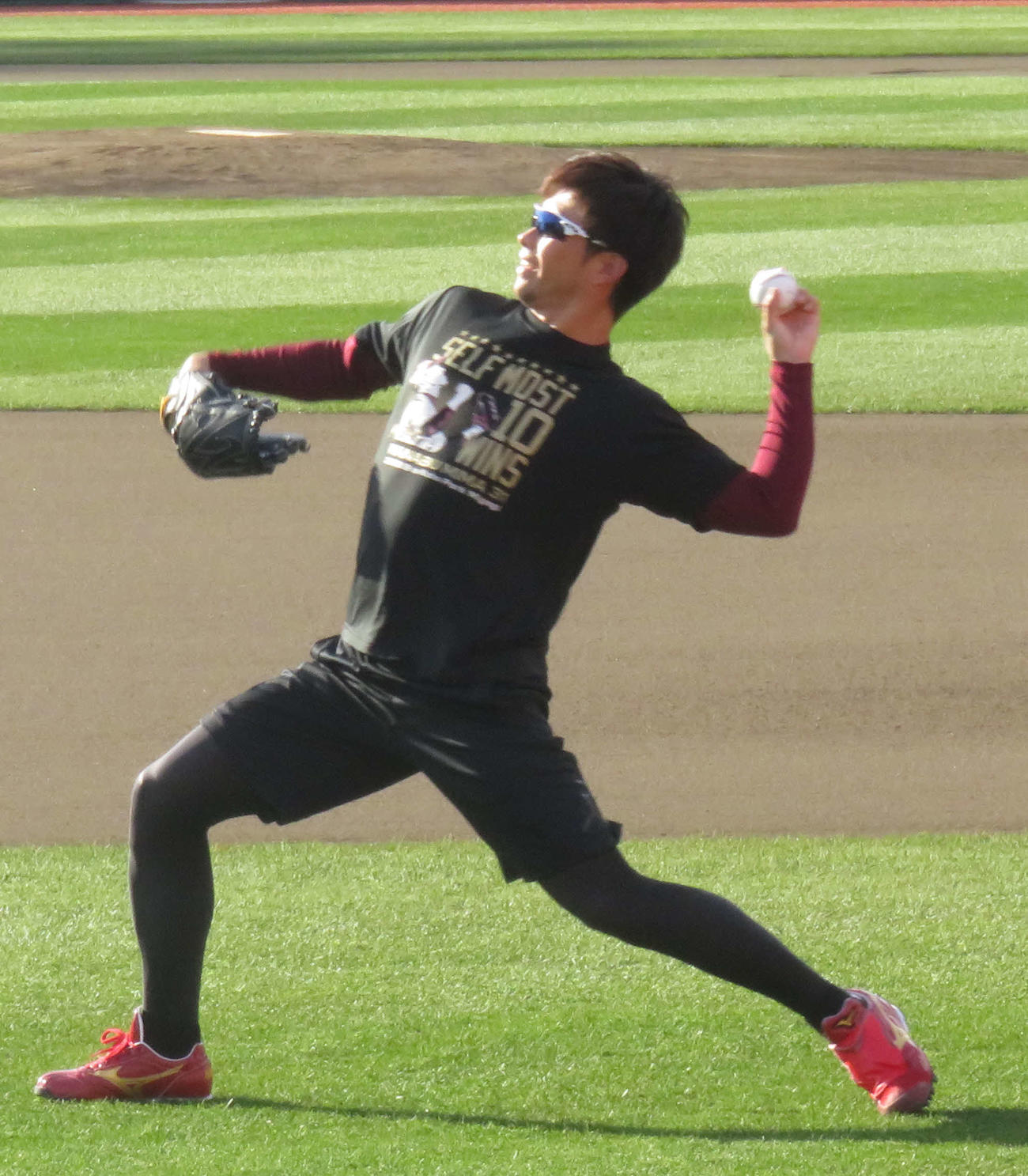 投手練習に参加しキャッチボールを行う楽天辛島（撮影・桑原幹久）