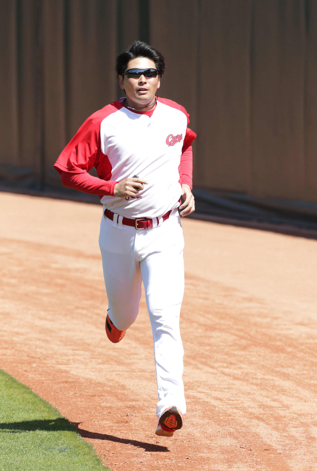 外野をランニングする大瀬良（撮影・加藤孝規）