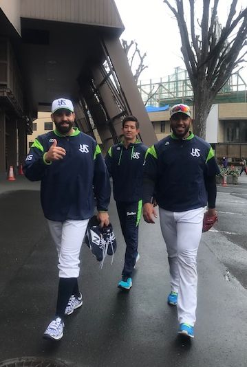 投手練習に参加したヤクルト・スアレス（右端）とイノーア（左端）（撮影・保坂恭子）