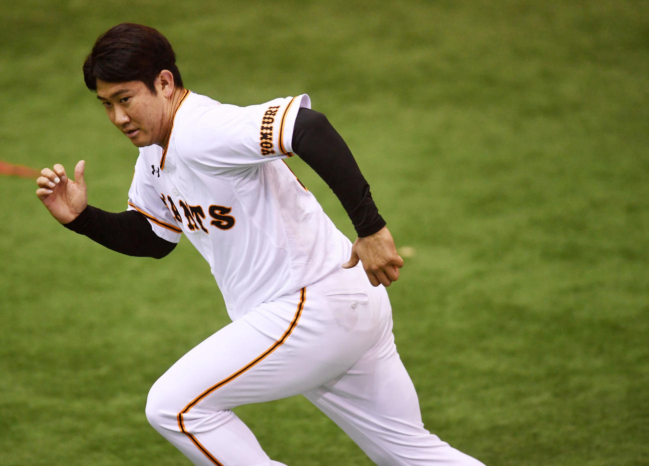 ダッシュする巨人菅野（撮影・横山健太）