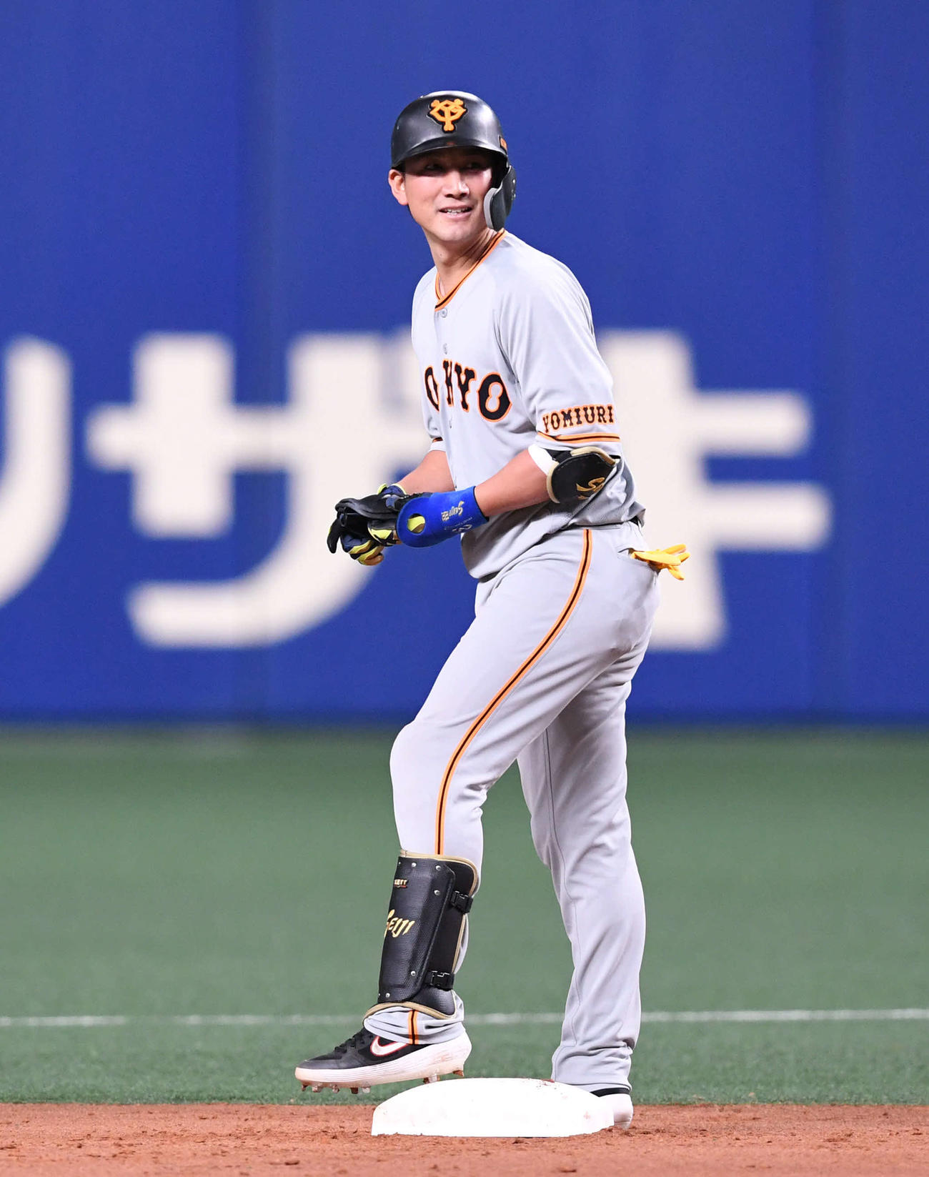 中日対巨人　5回表巨人1死二塁、適時二塁打を放ち笑顔の小林（撮影・山崎安昭）