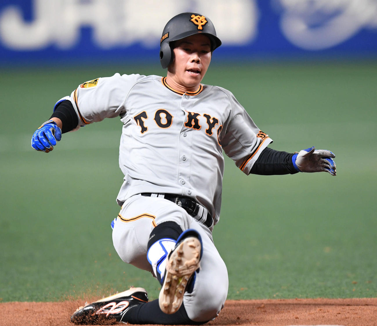 中日対巨人　5回表巨人1死二塁、松原は右中間へ適時三塁打を放ち勢いよくスライディング（撮影・山崎安昭）