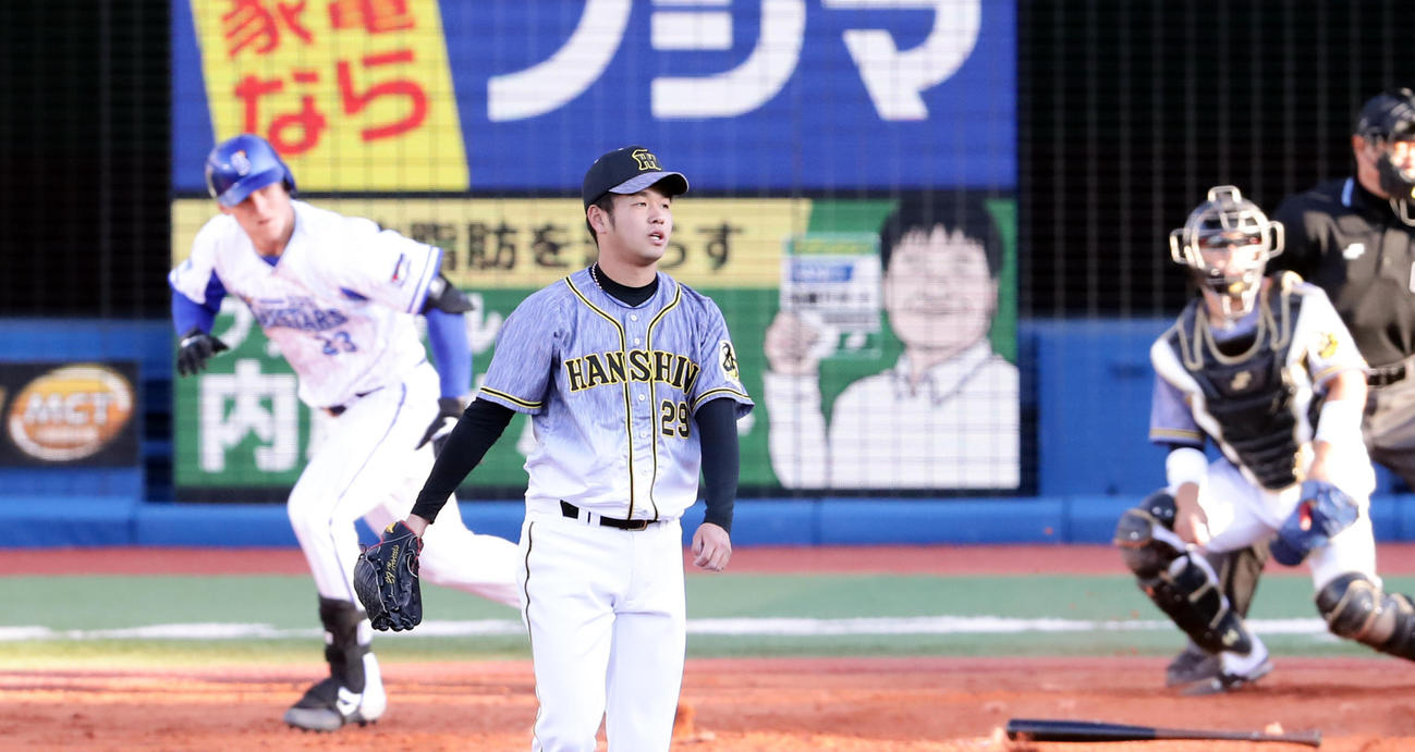 DeNA対阪神　2回裏DeNA2死二、三塁、オースティンに勝ち越し2点左適時二塁打を許し打球を見つめる投手高橋（撮影・浅見桂子）