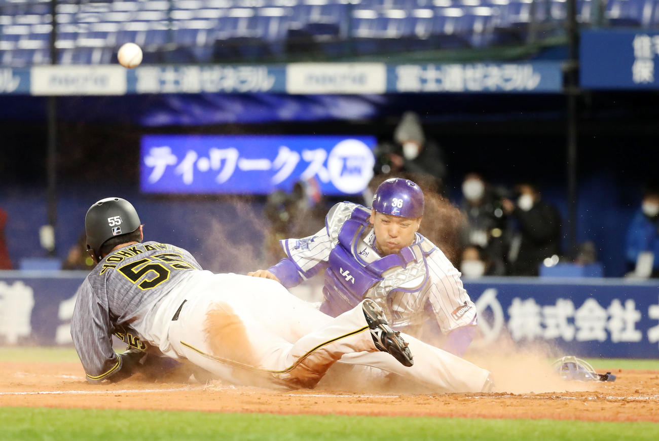 ＤｅＮＡ対阪神　７回表阪神２死一、三塁、三走陽川は打者小野寺のとき本盗を決める、捕手は高城（撮影・加藤哉）