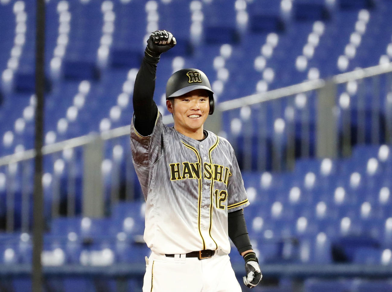 DeNA対阪神　7回表阪神2死二塁、小野寺は右前適時打を放ちベンチに向かってポーズを決める（撮影・加藤哉）