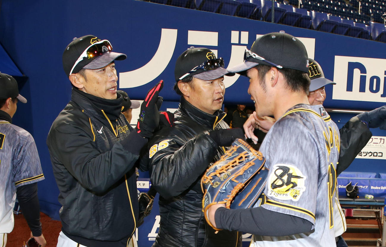 DeNA対阪神　DeNAに勝利し小野寺（右）らナインをタッチで迎える矢野監督（左）（撮影・加藤哉）
