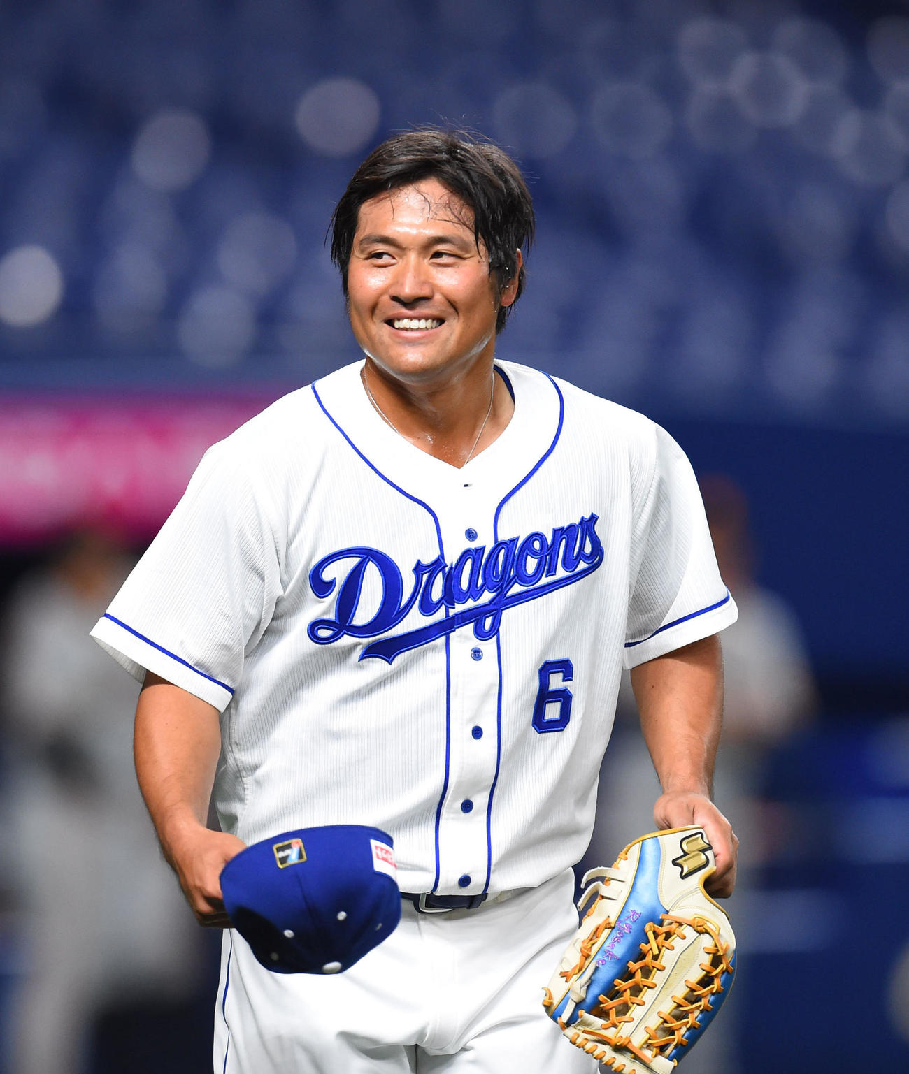 中日対巨人　2回裏中日攻撃終了、笑顔で守備につく適時二塁打を放った平田良介（撮影・森本幸一）