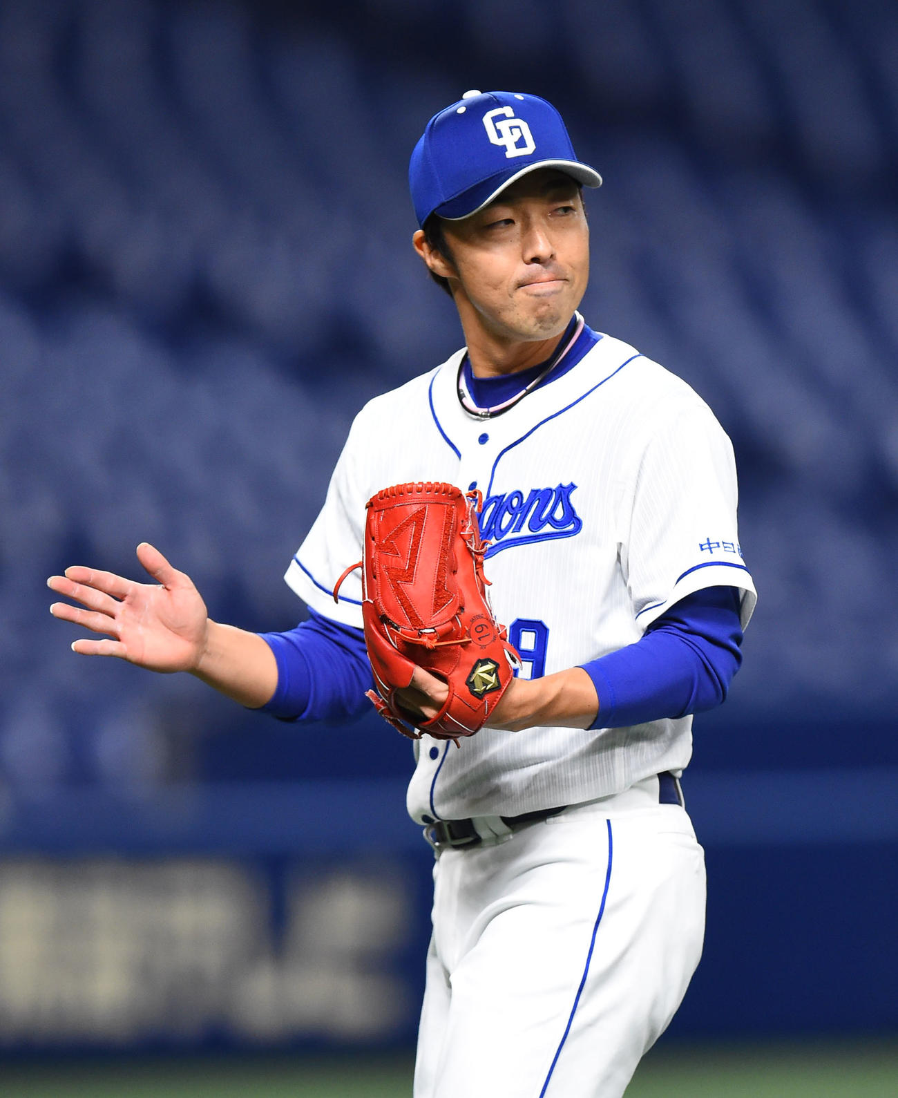中日対巨人　3回表巨人攻撃終了、グラブを叩きベンチへ戻る吉見一起（撮影・森本幸一）