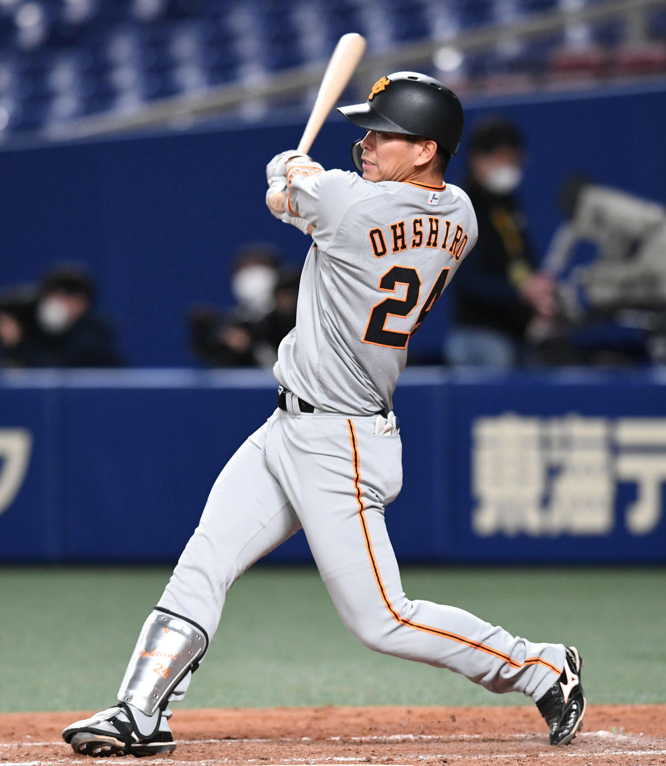 中日対巨人　5回表巨人無死、大城は中堅へ三塁打を放つ（撮影・山崎安昭）