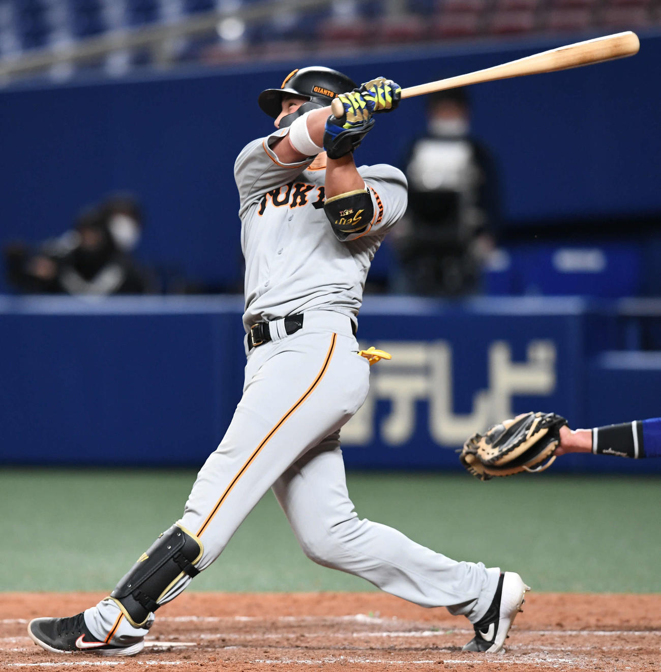 中日対巨人　5回表巨人1死二塁、小林は左中間へ適時二塁打を放つ（撮影・山崎安昭）