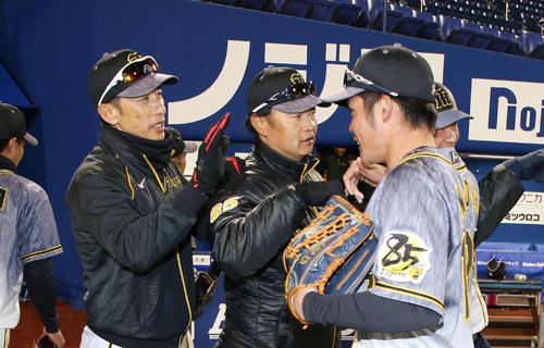 DeNA対阪神　DeNAに勝利し小野寺（右）らナインをタッチで迎える矢野監督（左）（撮影・加藤哉）