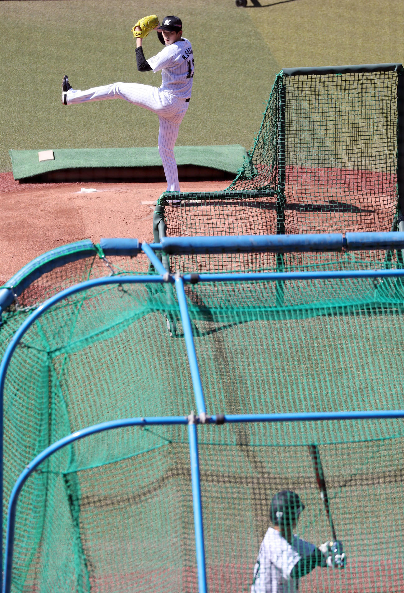 ZOZOマリンスタジアムでプロ初の打撃投手を務めた佐々木朗。打者茶谷（撮影・狩俣裕三）