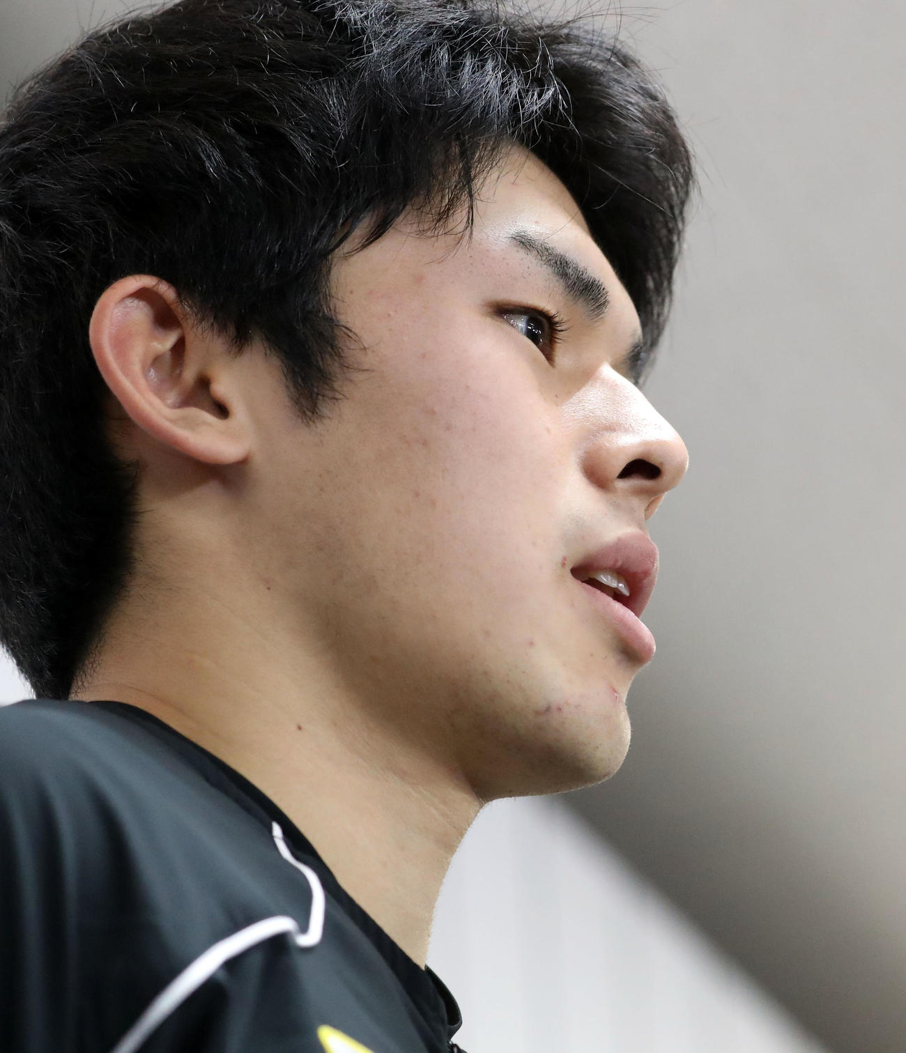 プロ初の打撃投手を終えた後、報道陣の質問に答える佐々木朗（撮影・狩俣裕三）