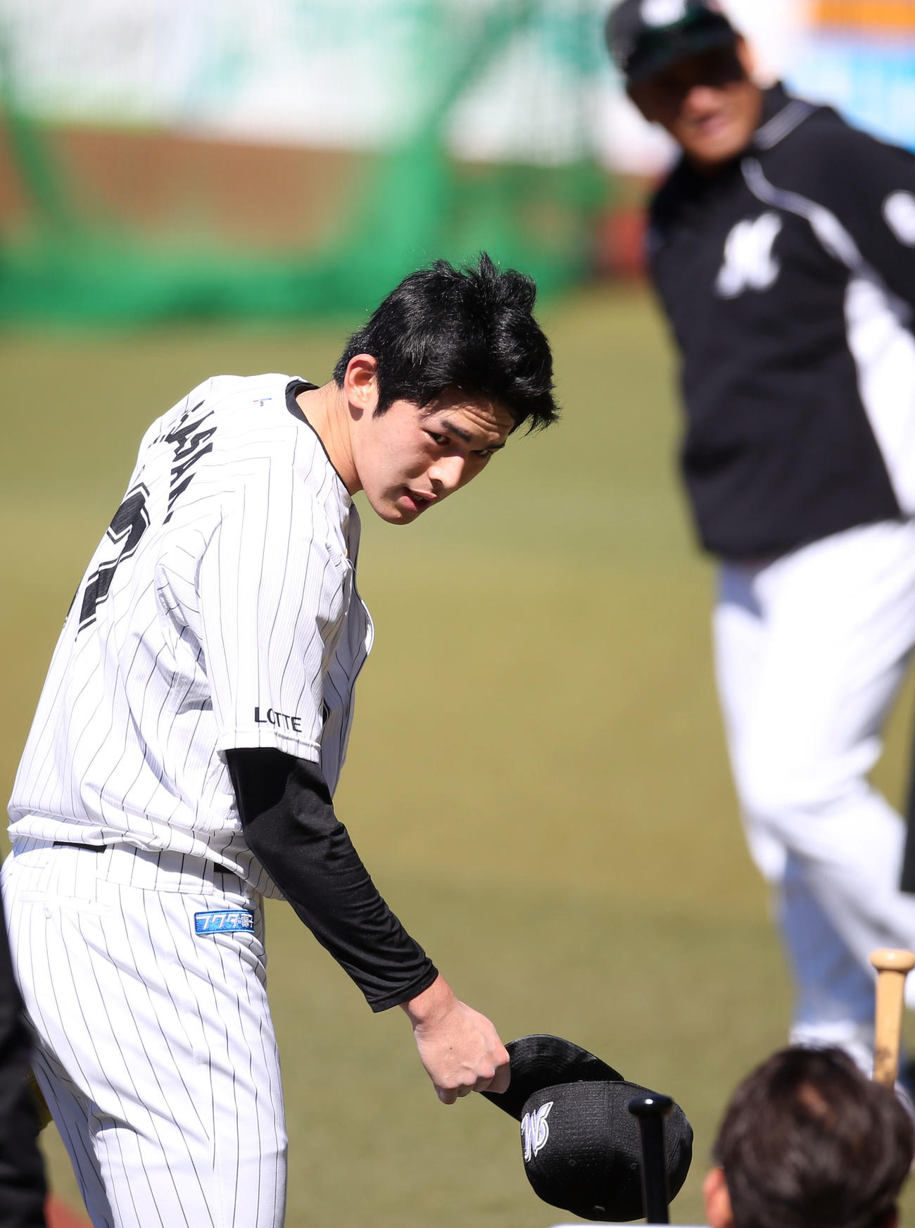 ZOZOマリンスタジアムでプロ初の打撃投手を務め終え、あいさつをする佐々木朗。後方は井口監督（撮影・狩俣裕三）