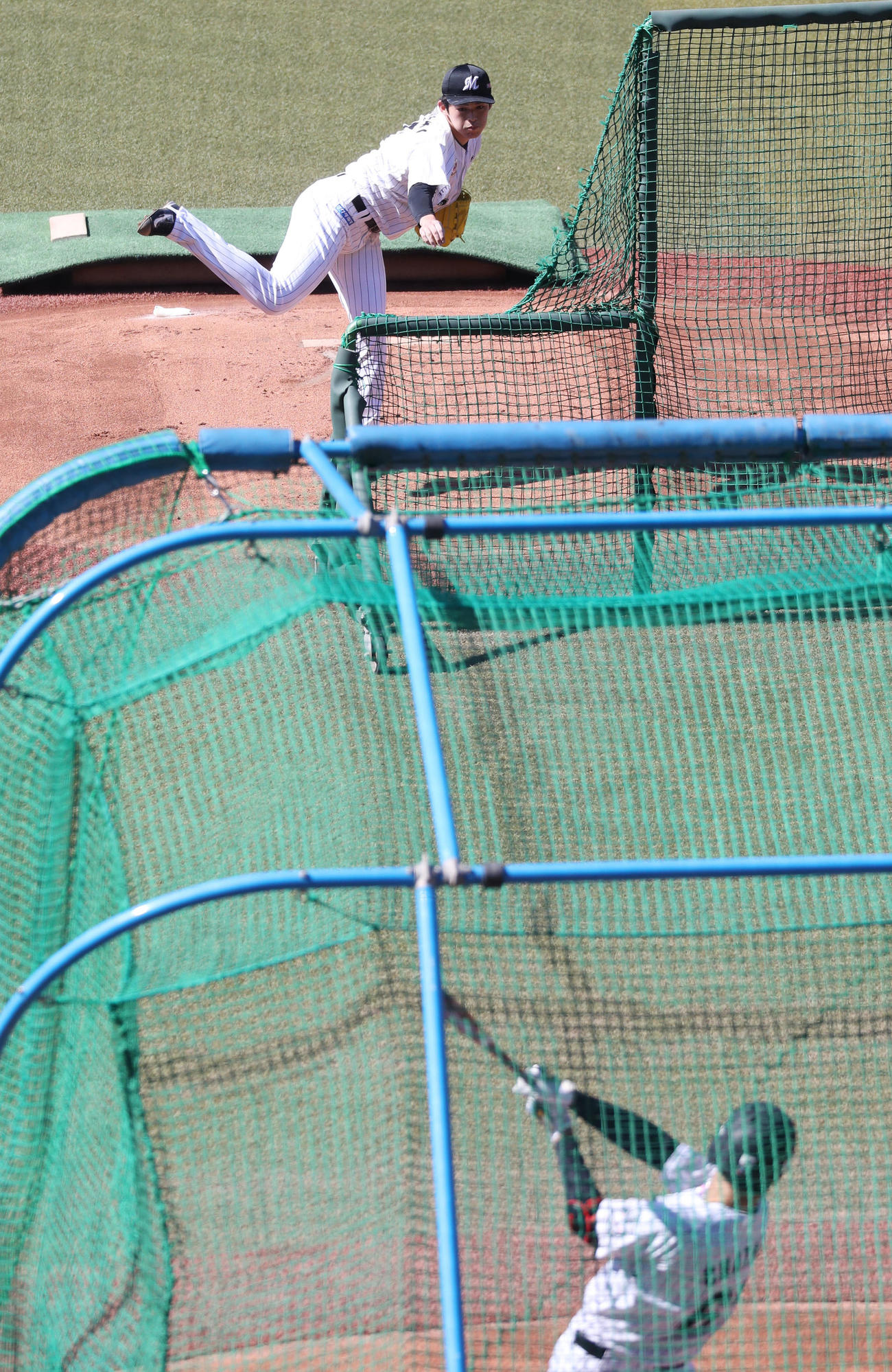 ZOZOマリンスタジアムでプロ初の打撃投手を務めた佐々木朗。打者茶谷（撮影・狩俣裕三）