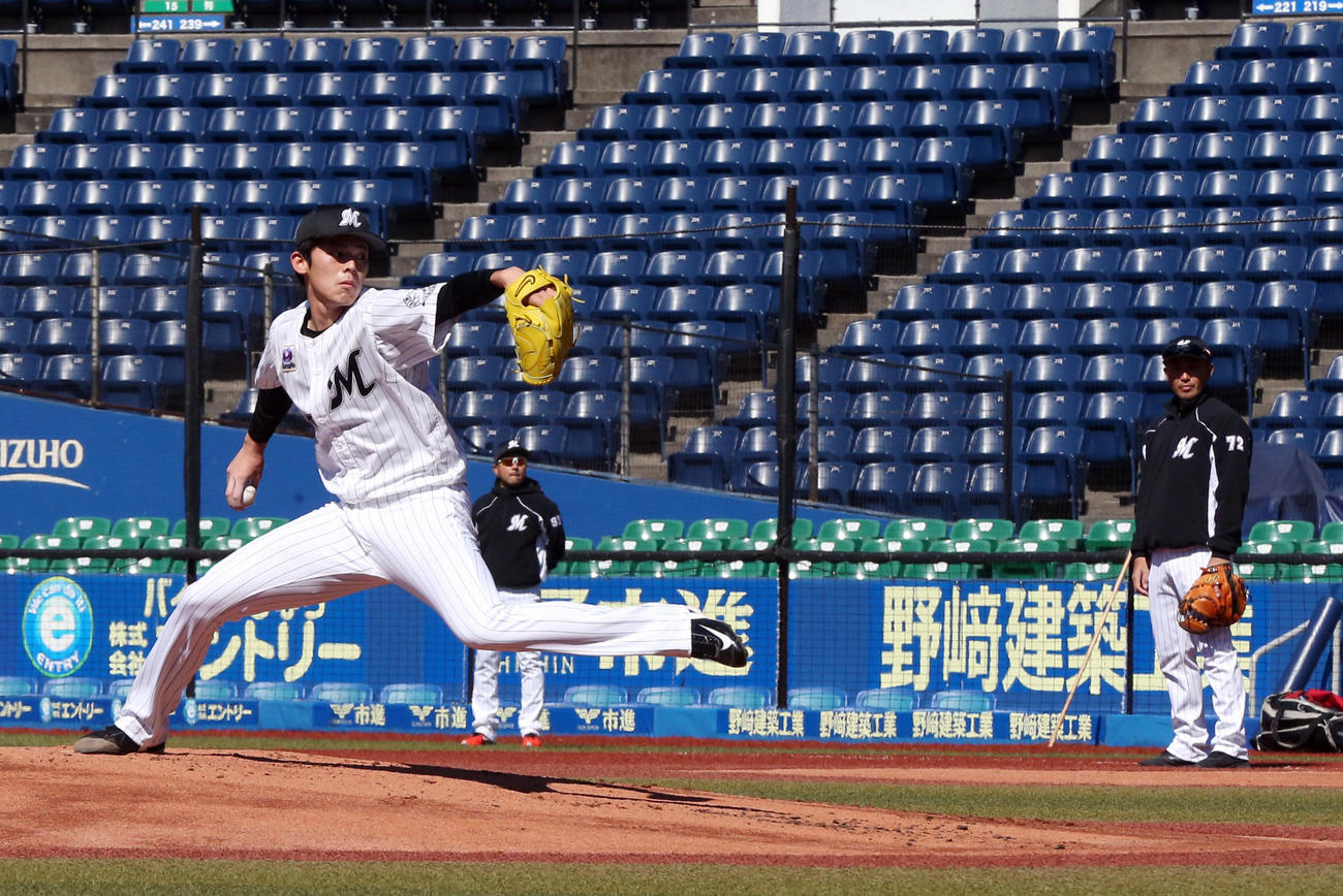 ZOZOマリンスタジアムでプロ初の打撃投手を務めた佐々木朗（撮影・狩俣裕三）