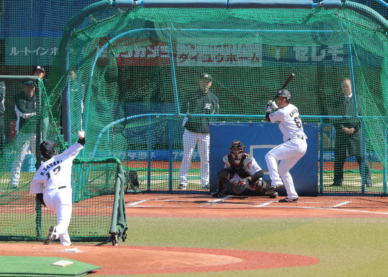 打撃投手で茶谷を打席に投球するロッテ佐々木朗（撮影・河田真司）