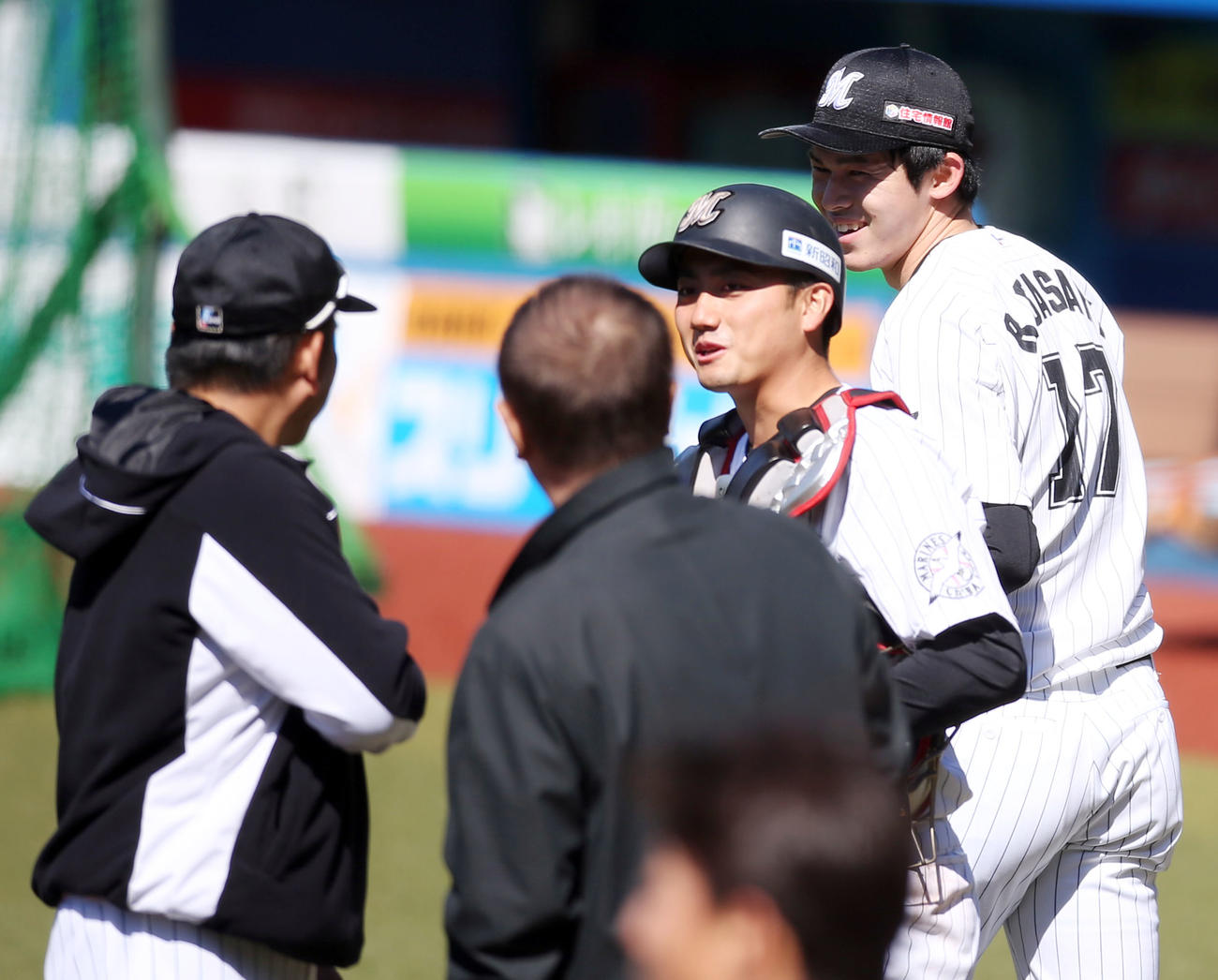 ZOZOマリンスタジアムでプロ初の打撃投手を務め終え、井口監督（左）に笑顔を見せる佐々木朗（右）。中央はボールを受けた植田（撮影・狩俣裕三）