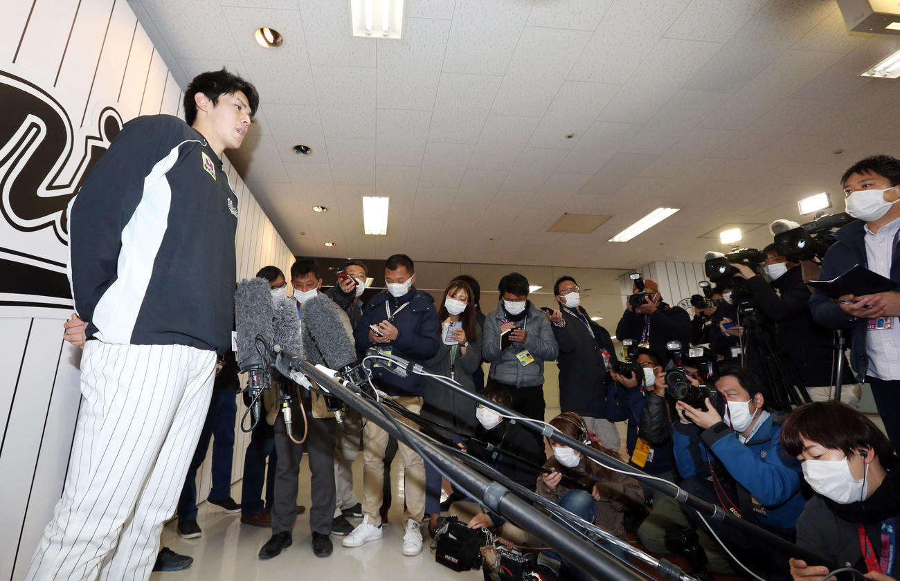 プロ初の打撃投手を終えた後、報道陣の質問に答える佐々木朗（撮影・狩俣裕三）